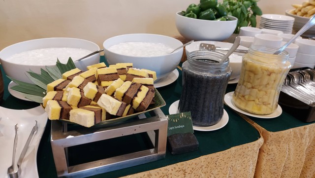 Lapis Surabaya, salah satu menu Ramadhan di Sari Pacific. Foto: Gitario Vista Inasis/kumparan