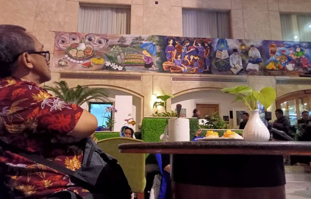 Lukisan di atas kain sepanjang 40×1,5 meter yang dipajang Surabaya Suites Hotel untuk menyemarakkan bulan suci Ramadan. Foto-foto: Masruroh/Basra