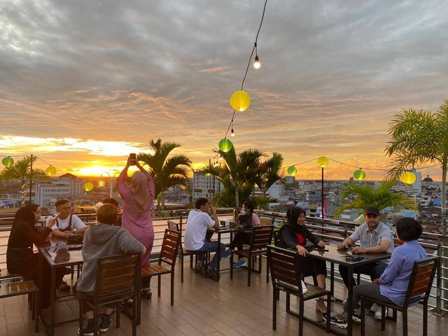 Panorama kota Pontianak dari Terasky Hotel Transera Pontianak. Foto: Lydia Salsabila/Hi!Pontianak