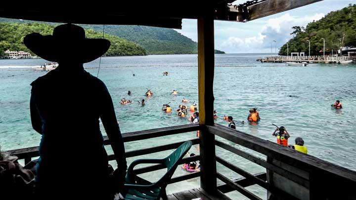Wisatawan berenang di Pantai Rubiah, Sabang, Aceh, Sabtu, 9 Oktober 2021. ANTARA/Muhammad Adimaja