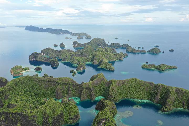 Barisan pulau di Raja Ampat, Papua Barat.