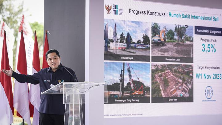 Menteri BUMN Erick Thohir menyampaikan paparan saat meninjau progres pembangunan Kawasan Ekonomi Khusus (KEK) Sanur di Bali, Senin, 16 Januari 2023. ANTARA FOTO/Dhemas Reviyanto