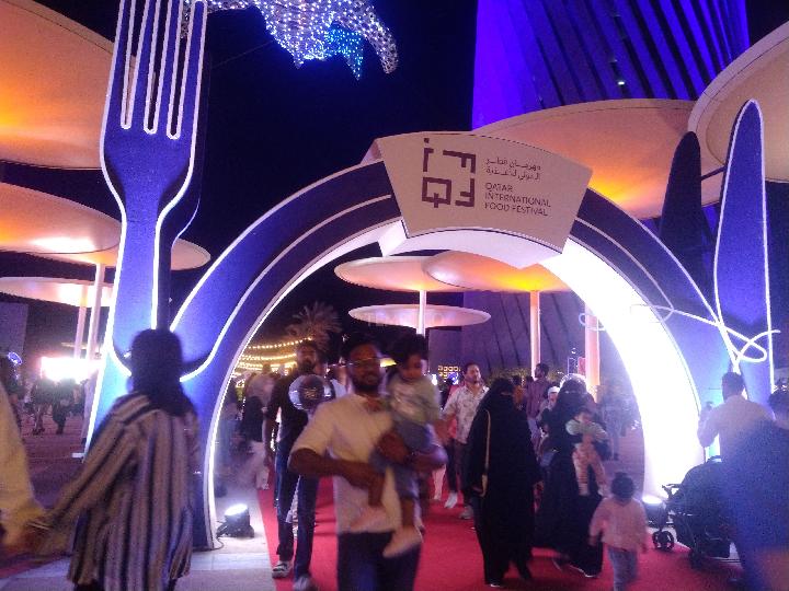 Suasana festival kuliner Qatar International Food Festival di Lusail Boulevard, Qatar, Jumat, 17 Maret 2023. Festival ini digelar pada 11-21 Maret 2023 dengan memamerkan kuliner dari berbagai belahan dunia. TEMPO/Ninis Chairunnisa