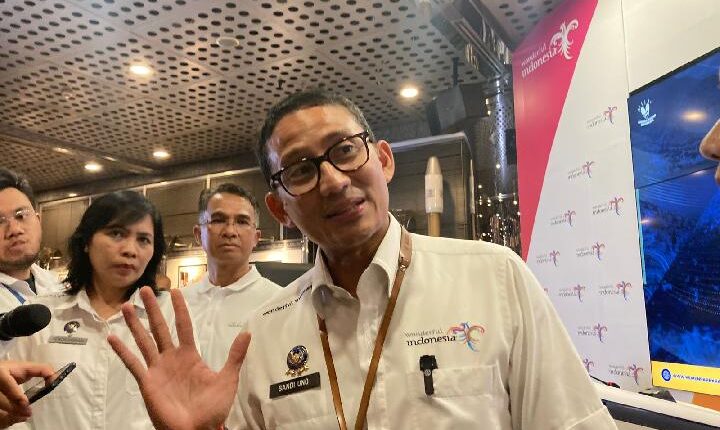 Menteri Pariwisata dan Ekonomi Kreatif Sandiaga Uno usai ditemui dalam konferensi pers mingguan The Weekly Brief with Sandi Uno di kantor Kementerian Pariwisata dan Ekonomi Kreatif, Jakarta Pusat, Senin, 20 Maret 2023. Tempo.co/Eka Yudha Saputra