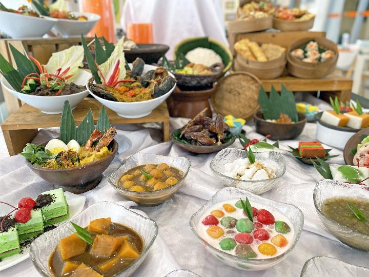 Aneka pilihan takjil dan makanan Nusantara khas Indonesia di Harris Sentul