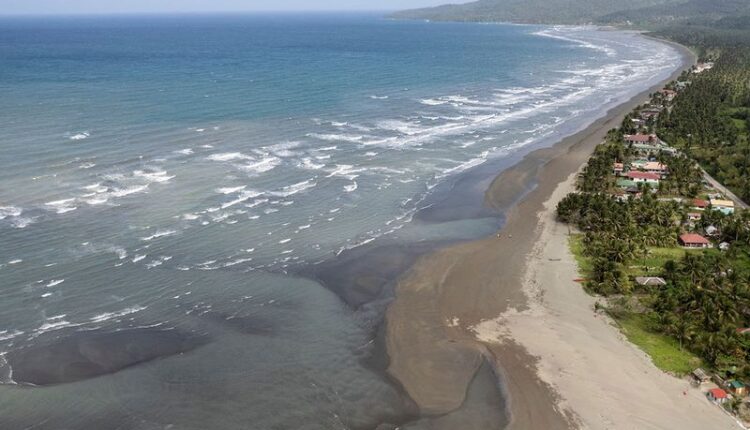 Pola: Residents of a central Philippine province affected by an oil spill from a sunken tanker endured the powerful stench of petroleum as they cleaned it up using buckets and mugs while authorities raced to contain environmental damage. Foto: Gulfnews.com