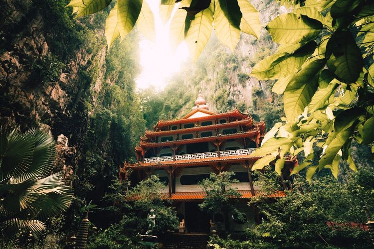 Ilustrasi Kuil Sam Poh Tong di Ipoh, Malaysia.(Dok. UNSPLASH/John T) 