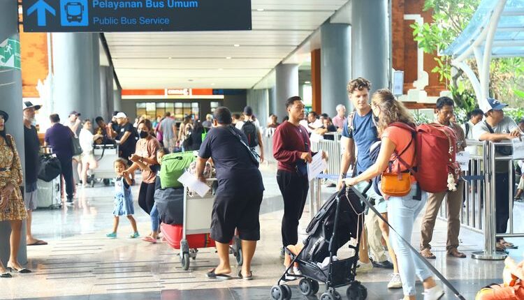 Suasana pergerakan penumpang mancanegara yang melintas di Bandara Internasional Ngurah Rai, Badung, Bali, pada Januari 2023./ Dok Humas PT Angkasa Pura I Bandara Internasional I Gusti Ngurah Rai(Yohanes Valdi Seriang Ginta)