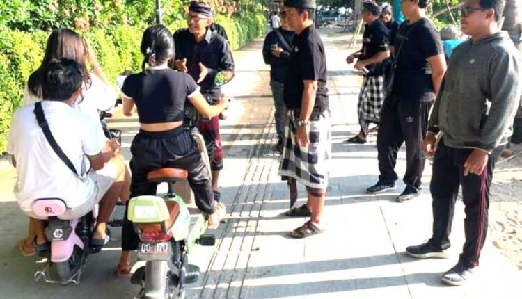BANYAK YANG NGEBUT : Sepeda listrik yang banyak disewakan di Sanur akan disetop. Alasannya banyak yang ngebut di jalan dan dinilai mengganggu kenyamanan wisatawan. (foto:adrian suwanto/radar bali)