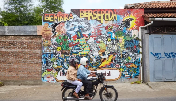 Mural di Jogja (sailingstonetravel.com)