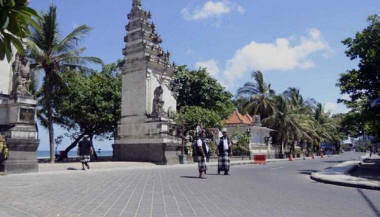 Anggota Pecalang atau satuan pengamanan adat Bali memantau situasi jalan pantai saat pelaksanaan Hari Raya Nyepi di Pantai Kuta, Bali, Foto: Antara/Wira Suryantala