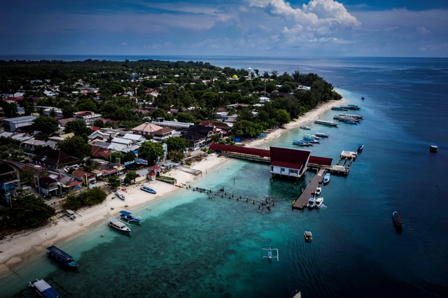 Foto udara suasana Gili Trawangan di Kepulauan Gili, Lombok Utara, Nusa Tenggara Barat, Minggu (7/3/2021). Foto: Aprillio Akbar/Antara Foto