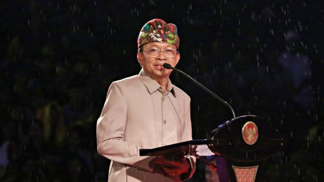 Gubernur Bali, I Wayan Koster menyampaikan sambutan saat mendampingi Presiden Jokowi bertemu dengan sejumlah pemangku desa, tokoh adat, agama dan warga di Taman Budaya Bali, Denpasar. Foto: Dok. Istimewa