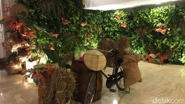 Dekorasi ala lebaran di kampung di QUBA Ramadan Pop Up Resto untuk menyemarakkan Bulan Suci Ramadan. Foto: Dadan Kuswaraharja