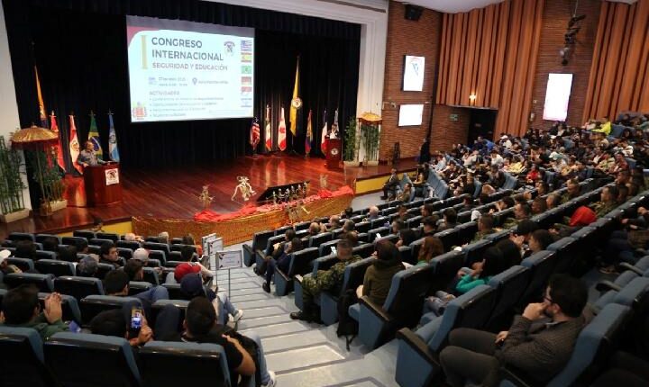 KBRI Bogota Promosi tentang Indonesia di salah satu lembaga pendidikan tinggi Militer di Bogota yaitu Universitas Militar Nueva Granada, 27 April 2023. Sumber: dokumen KBRI Bogota