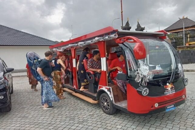 MOBIL LISTRIK: Mobil listrik yang disiapkan di Pura Agung Besakih Kecamatan Rendang, Karangasem. (ADI PRABAWA/BALI EXPRESS