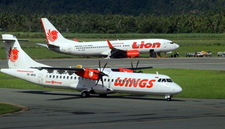 Pesawat Wings Air yang baru tiba di bandara Jalaluddin Tantu Gorontalo membawa peralatan untuk mengevakuasi pesawat Lion Air yang tergelincir di belakangnya belakang(KOMPAS.COM/ROSYID AZHAR)