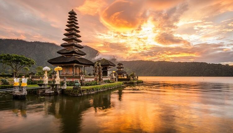 Pura Ulun Danu Bratan, salah satu destinasi favorit wisatawan ketika berkunjung ke Bali(DOK. Shutterstock/Zephyr_p)