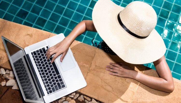 Ilustrasi menikmati suasana work from hotel.(Dok. Shutterstock/Sorapop Udomsri)
