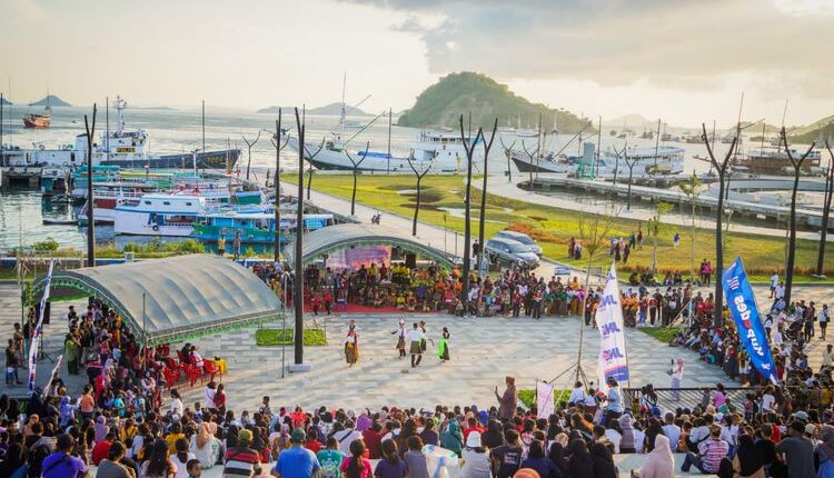 Wisatawan menyaksikan pertunjukan tarian dan pameran UMKM di Waterfront City Labuan Bajo, Kabupaten Manggarai Barat, NTT, pada Senin (9/5/2022).(Dokumen BPOLBF)