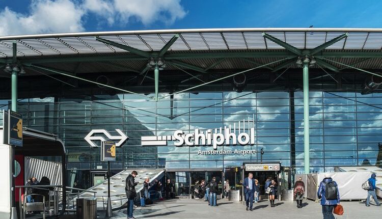 Bandara Schiphol di Amsterdam, Belanda akan membatasi jumlah penerbangan pada 2023 demi membantu mengurangi masalah perubahan iklim.(SHUTTERSTOCK/FOKKKE BAARSSEN)