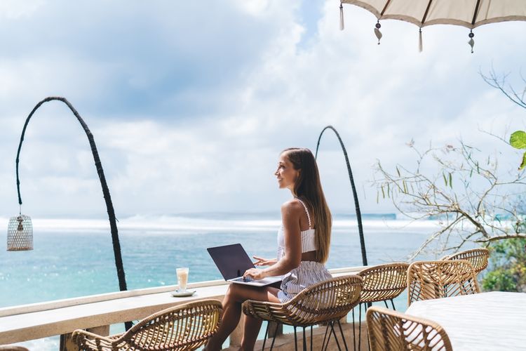 Ilustrasi wisatawan mancanegara yang tengah kerja dari Bali (work from Bali).(Dok. Shutterstock/GaudiLab)