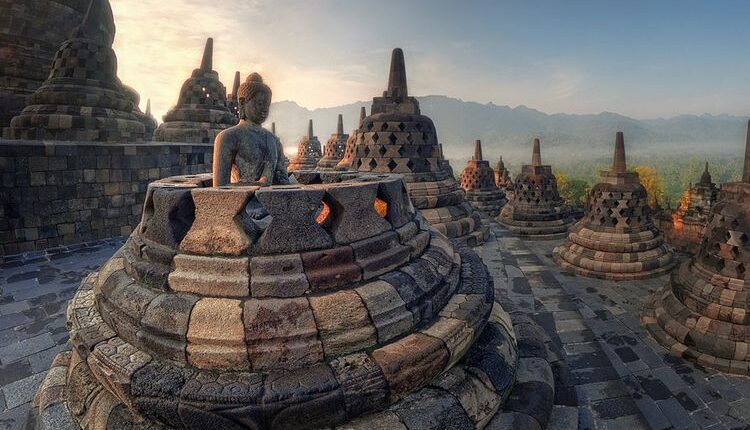 TWC memberlakukan kuota pengunjung naik ke Candi Borobudur 400 orang per hari selama uji coba.(Dok. Shutterstock)