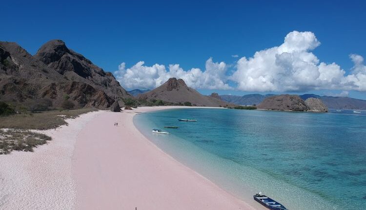 Ilustrasi Labuan Bajo di Nusa Tenggara Timur (NTT).(Dok. UNSPLASH/Aruka Death )