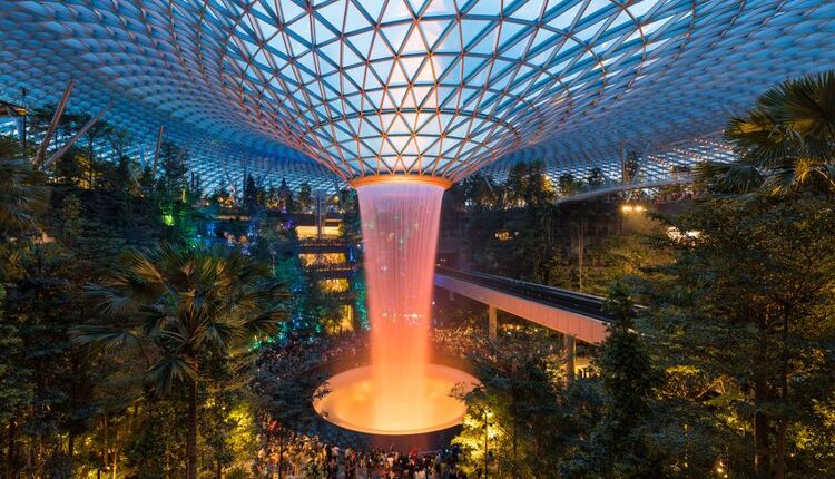 Changi Internastional Airport di Singapura. (Dok. Shutterstock/Sing Studio)