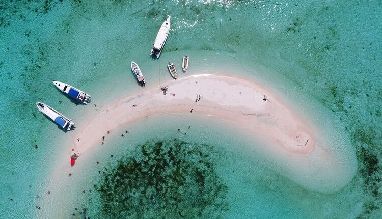 Pulau pasir unik Taka Makassar di Labuan Bajo, NTT. (Shutterstock)