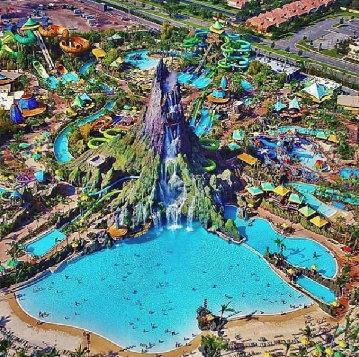 Universal Volcano Bay, mengambil ide Gunung Krakatau yang diletakkan di tengah-tengah kolam. Foto: @orlandoparquenoticias