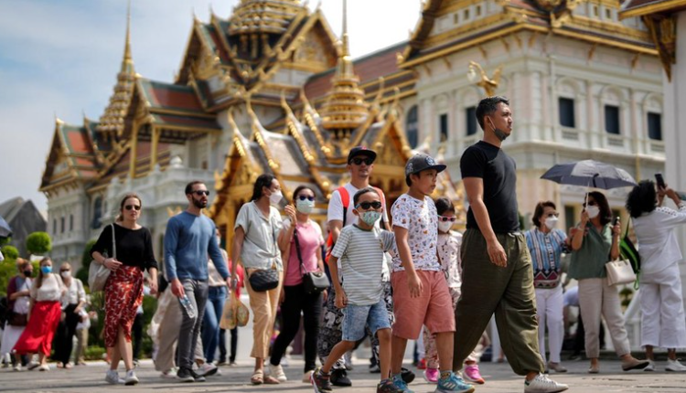 Wisatawan di Thailand. Foto: REUTERS/ATHIT PERAWONGMETHA