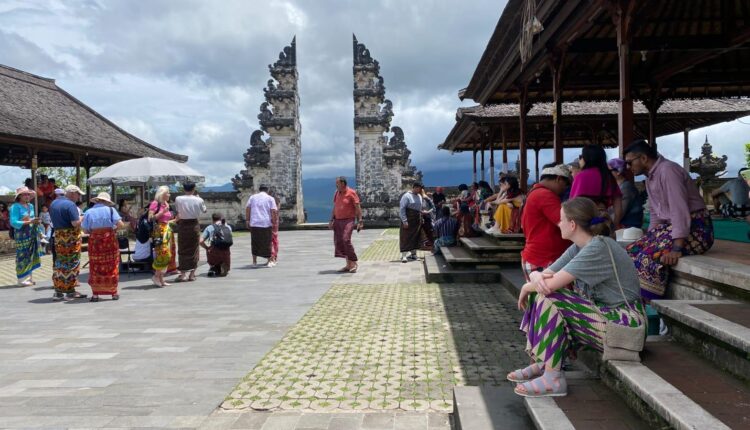 Para wisatawan yang sedang mengantre mengambil gambar di Gates of Heaven, Pura Penataran Agung Lempuyang - Awalnya Coba-coba, Inovasi Foto di Gates of Heaven Lempuyang Buat Wisatawan Rela Mengantre (Tribun Bali/Putu Yunia Andriyani)