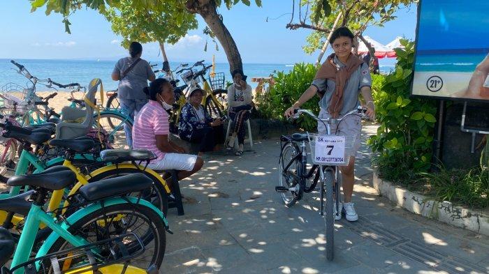 Penyewaan sepeda di Pantai Segara Ayu jadi incaran para wisatawan meski cuaca di pantai cukup panas