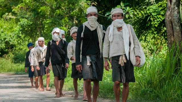 Sejumlah warga Baduy Dalam berjalan menuju kota Rangkasbitung di Lebak, Banten, Jumat (21/5/2021). Foto: Muhammad Bagus Khoirunas/ANTARA FOTO