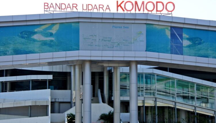 Petugas beraktivitas di Bandar Udara Komodo di Labuan Bajo, Manggarai Barat, NTT, Rabu (22/1/2020). ANTARA FOTO/Kornelis Kaha/wsj. Baca selengkapnya di artikel "Bandara Komodo Labuan Bajo akan Buka Rute Singapura& Australia", https://tirto.id/gxW7