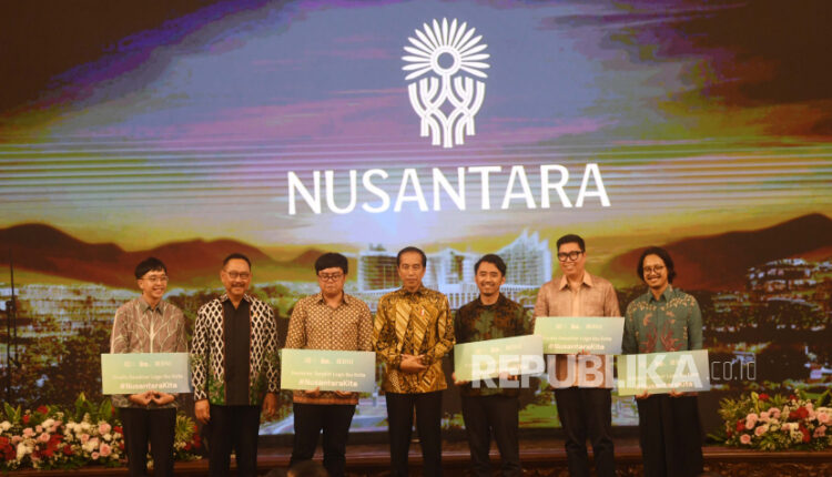 Presiden Joko Widodo (tengah) berfoto bersama Kepala Otorita Ibu Kota Negara (IKN) Nusantara Bambang Susantono (kedua kiri), pemenang sayembaya logo IKN Nusantara Aulia Akbar (ketiga kiri) dan keempat finalis sayembara di Istana Negara, Jakarta, Selasa (30/5/2023). Logo bertema Pohon Hayat karya Aulia yang berasal dari Bandung itu berhasil meraih voting tertinggi dari lima finalis logo IKN. Foto: ANTARA FOTO/Akbar Nugroho Gumay