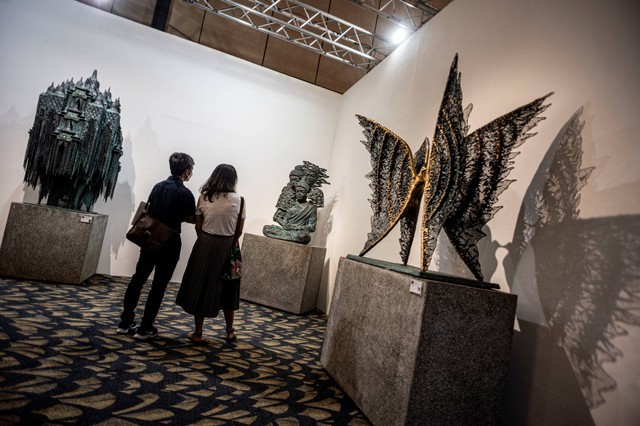 Pengunjung melihat karya seni yang ditampilkan dalam pameran seni rupa Art Moments Jakarta (AMJ) edisi kelima tahun 2022 di Sheraton Grand Jakarta Gandaria City, Jakarta, Jumat (4/11/2022). Foto: Aprilio Akbar/ANTARA FOTO