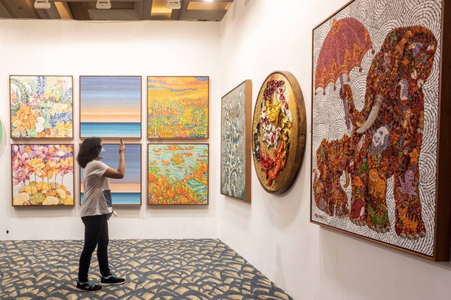 Pengunjung melihat karya seni yang ditampilkan dalam pameran seni rupa Art Moments Jakarta (AMJ) edisi kelima tahun 2022 di Sheraton Grand Jakarta Gandaria City, Jakarta, Jumat (4/11/2022). Foto: Aprilio Akbar/ANTARA FOTO