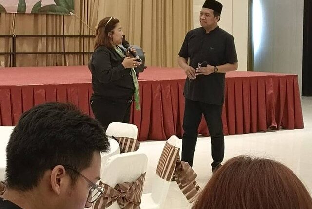 Arief Rahman (berpeci hitam), Ketua Umum Perkumpulan Hotel dan Media Indonesia (PHMI), di acara Halal Bihalal PHMI di Surabaya, (3/5). Foto: Masruroh/Basra