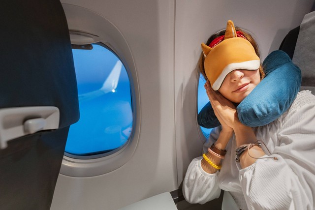 Ilustrasi penumpang tidur di pesawat. Foto: frantic00/Shutterstock