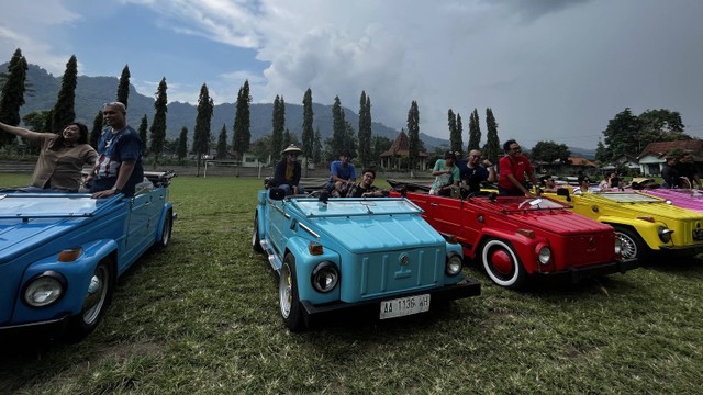 Wisatawan yang tengah menikmati VW Tour di kawasan Borobudur. Foto: Gitario Vista Inasis/kumparan