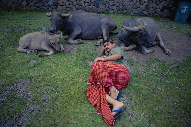 Host Indonesia Kini, Ilham Schode, mengenalkan pariwisata Indonesia lewat cara yang unik. Foto: Dok. Indonesia Kini
