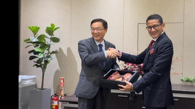 Menparekraf RI Sandiaga Uno saat bertemu dengan Wakil Menteri Bidang Olahraga, Pariwisata, dan Komunikasi Publik (MCTS) Yongman CHO di Seoul pada Kamis (4/5/2023). (Dok. Ist)
