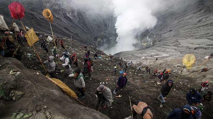 Warga berebut sesaji yang dilempar oleh masyarakat Suku Tengger ke kawah Gunung Bromo pada Upacara Yadnya Kasada di Desa Ngadisari, Sukapura, Probolinggo, Jawa Timur, Kamis 16 Juni 2022. Upacara Kasada merupakan upacara adat masyarakat Suku Tengger sebagai bentuk ucapan syukur kepada Sang Hyang Widi sekaligus meminta berkah dan menjauhkan dari malapetaka. ANTARA FOTO/Umarul Faruq