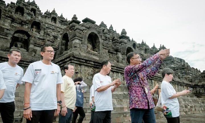 Menteri Pariwisata dan Ekonomi Kreatif Sandiaga Salahuddin Uno bersama dengan delegasi peserta ASEAN Tourism Forum (ATF) 2023 mengunjungi Candi Borobudur dalam kegiatan "Tehnical Tour ASEAN Tourism Forum (ATF) 2023", (5/2/2023). Dok. Kemenpar