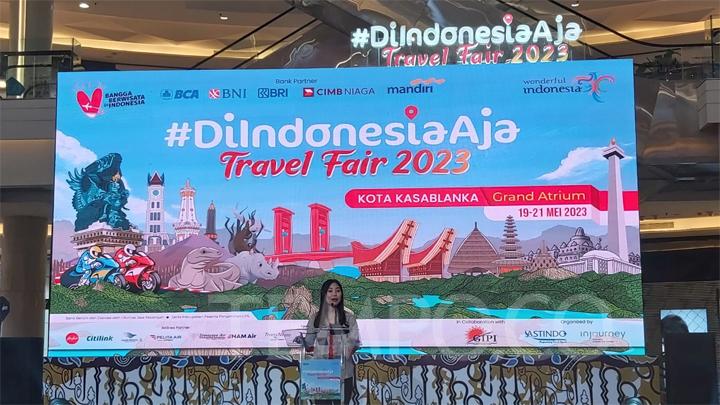 Beranda Bisnis DIATF 2023, Astindo: Kami Selenggarakan Event saat Harga Tiket Turun Reporter Tempo.co Editor Ali Akhmad Noor Hidayat Jumat, 19 Mei 2023 19:32 WIB Ikuti Kami di Bagikan Berita Wakil Menteri Pariwisata dan Ekonomi Kreatif Angela Tanoesoedibjo dalam pembukaan Di Indonesia Aja Travel Fair (DIATF) 2023 di Grand Atrium, Mall Kota Kasablanka, Jakarta Selatan pada Jumat, 19 Mei 2023. Acara tersebut digelar bersama Association Travel Agent Indonesia atau Astindo dan InJourney. TEMPO/Moh Khory Alfarizi Wakil Menteri Pariwisata dan Ekonomi Kreatif Angela Tanoesoedibjo dalam pembukaan Di Indonesia Aja Travel Fair (DIATF) 2023 di Grand Atrium, Mall Kota Kasablanka, Jakarta Selatan pada Jumat, 19 Mei 2023. Acara tersebut digelar bersama Association Travel Agent Indonesia atau Astindo dan InJourney. TEMPO/Moh Khory Alfarizi