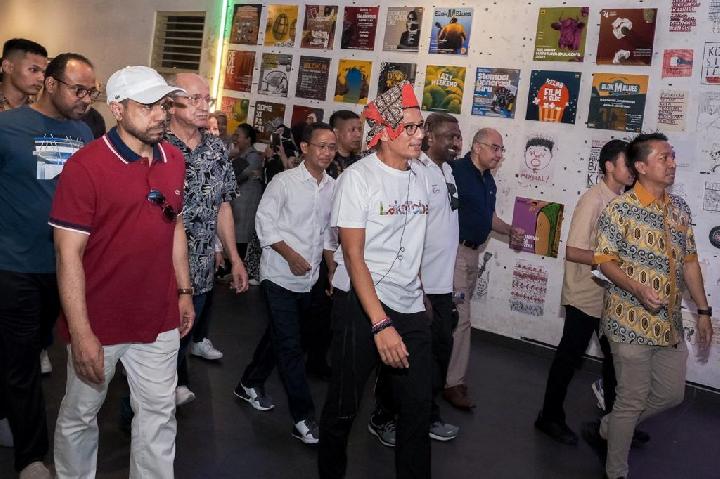 Menteri Pariwisata dan Ekonomi Kreatif Sandiaga Salahuddin Uno mengajak 13 Duta Besar Negara Sahabat melakukan perjalanan wisata dengan berjalan kaki (walking tour) menyusuri berbagai destinasi ikonis sebagai upaya mengenalkan lebih jauh destinasi wisata dan sentra ekonomi kreatif di Kota Jakarta, Ahad, 21 Mei 2023. Dok. Kemenparekraf