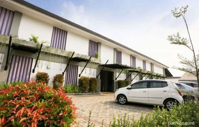 Hotel Kedaton 8 milik PT Puri Sentul Permai Tbk di dekat exit Tol Jagorawi.