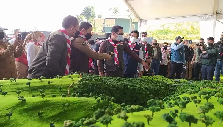 Gubernur Jawa Barat Ridwan Kamil saat mengunjungi lokasi pembangunan jembatan gantung terpanjang di dunia, di Ekowisata Alam Eiger Adventure Land, Megamendung, Kabupaten Bogor. (ayobogor/yogi faisal)